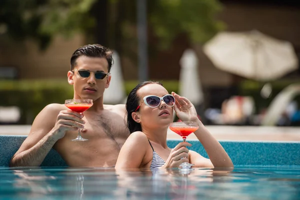 Surface Level Woman Adjusting Sunglasses Boyfriend Cocktail Pool — Stock Photo, Image