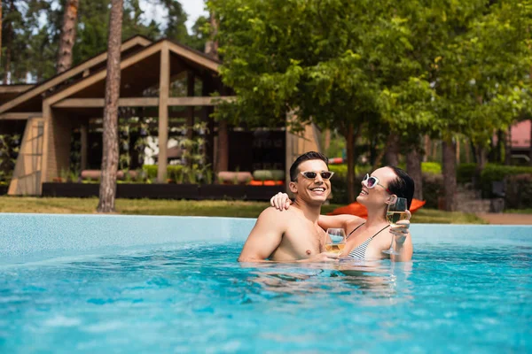 Bruna Donna Con Vino Abbracciando Fidanzato Piscina Sul Resort — Foto Stock