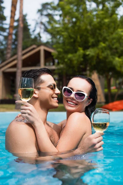 Χαρούμενος Άντρας Κρασί Που Κοιτάζει Την Κοπέλα Του Στην Πισίνα — Φωτογραφία Αρχείου