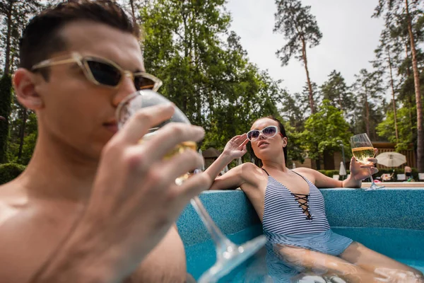 Brünette Frau Entspannt Sich Mit Wein Swimmingpool Neben Verschwommenem Freund — Stockfoto