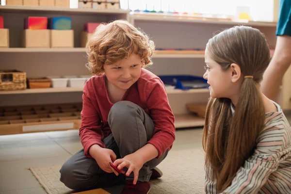 Gelukkige Kinderen Kijken Naar Elkaar Tijdens Het Spelen Vloer Montessori — Stockfoto