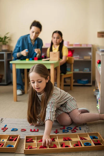 Kid Floor Playing Wooden Letters Teacher Asian Girl Blurred Background — Stock Photo, Image