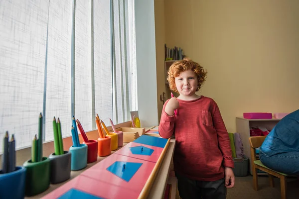 Rothaariger Junge Blickt Der Montessori Schule Die Kamera — Stockfoto