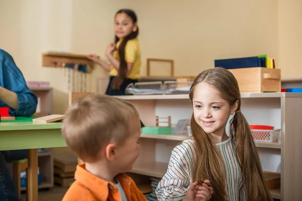 Niños Hablando Aula Cerca Maestro Asiático Chica Borrosa Fondo —  Fotos de Stock