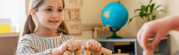 Sorridente Ragazza Che Gioca Nella Scuola Montessori Vicino Ragazzo Offuscato — Foto Stock