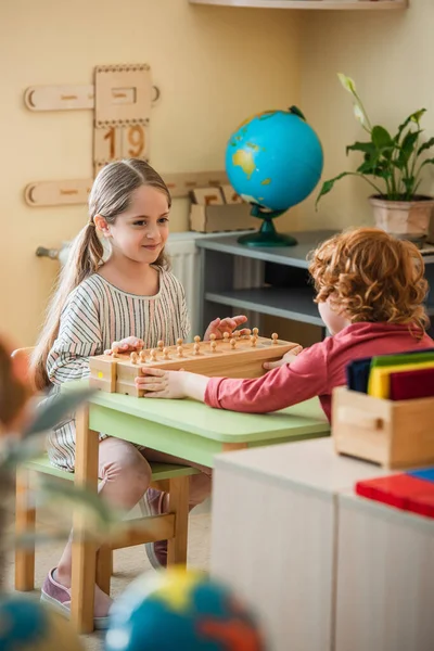 Sonriente Chica Jugando Juego Con Elementos Madera Cerca Chico Rizado — Foto de Stock