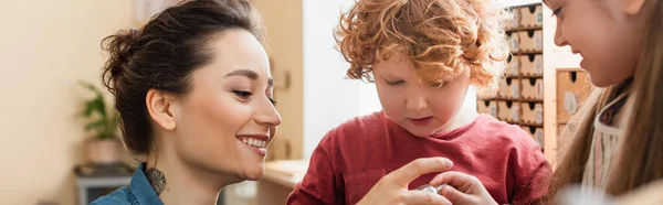 Gelukkig Leraar Buurt Krullend Jongen Wazig Meisje Montessori School Banner — Stockfoto