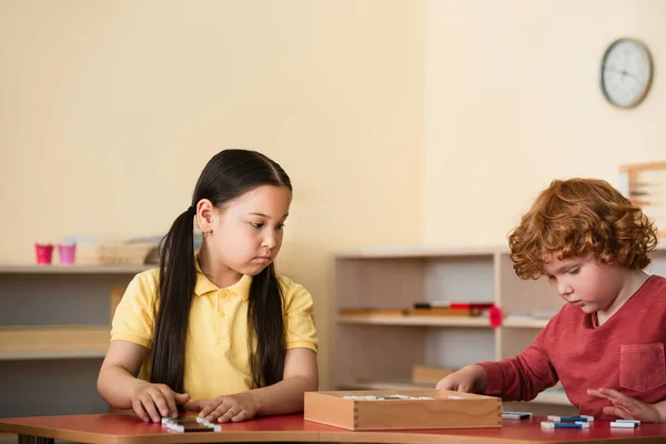 Azjatycka Dziewczyna Chłopiec Czerwonymi Włosami Gra Edukacyjna Szkole Montessori — Zdjęcie stockowe