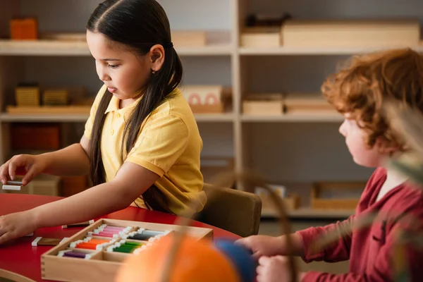 Asiático Chica Clasificación Colores Madera Tarjetas Cerca Borrosa Chico Montessori — Foto de Stock