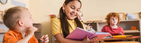 Alegre Asiático Chica Leyendo Libro Cerca Niños Durante Lección Bandera — Foto de Stock