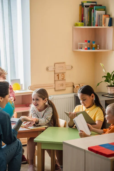 Aufgeregtes Mädchen Und Lehrer Gestikulieren Während Des Unterrichts Der Nähe — Stockfoto