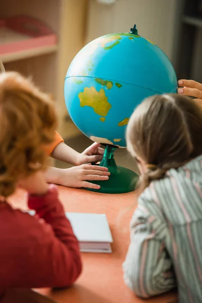 Visão Traseira Crianças Desfocadas Perto Globo Escola Montessori — Fotografia de Stock