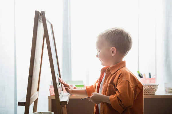 Samping Melihat Anak Laki Laki Dekat Sela Sela Sekolah Montessori — Stok Foto