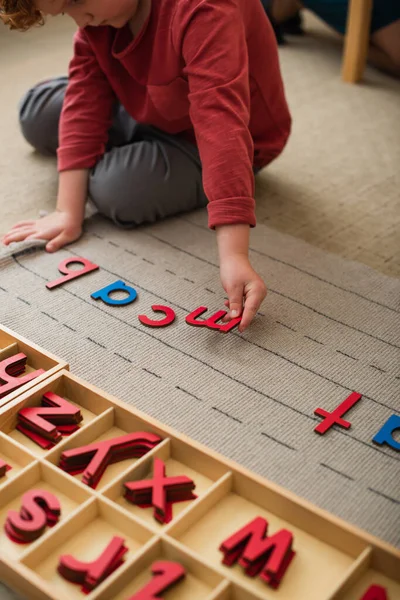 Montessori Okulunda Yerde Ahşap Harflerle Oynayan Çocuğun Kısmi Görüntüsü — Stok fotoğraf