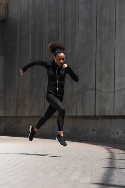 African American Runner Black Sportswear Running Outdoors — Stock Photo, Image