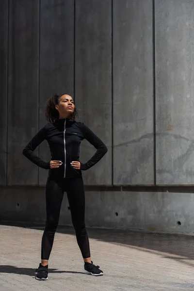 Junge Afrikanisch Amerikanische Sportlerin Ruht Sich Auf Der Straße Aus — Stockfoto