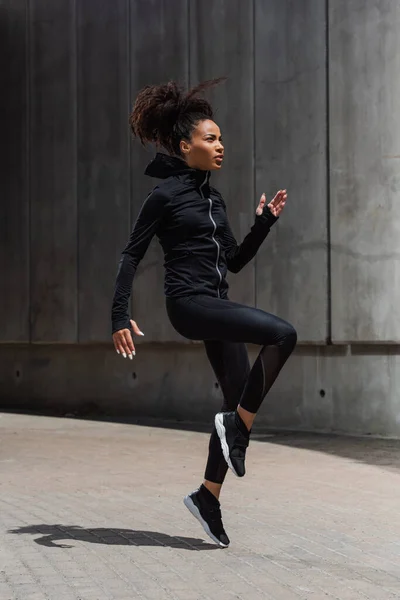 Vue Latérale Jolies Sportives Afro Américaines Formation Dans Rue Urbaine — Photo