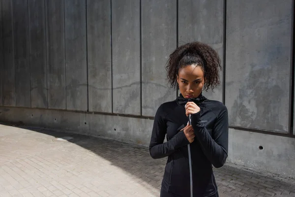 Молодая Американская Спортсменка Африки Надевает Спортивную Куртку Смотрит Камеру Городской — стоковое фото