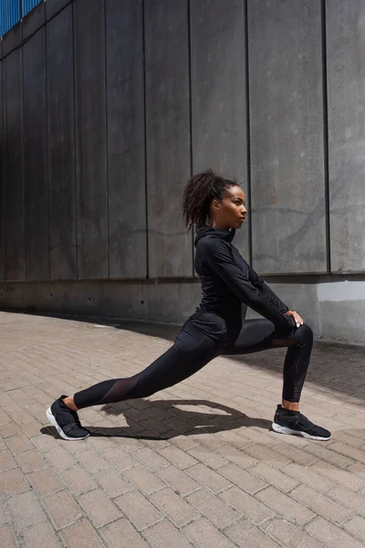Zijaanzicht Van Afro Amerikaanse Sportvrouw Stretching Benen Buiten — Stockfoto