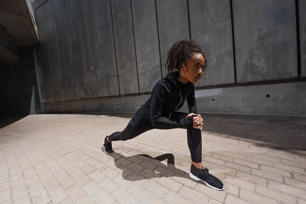 Jolie Sportive Afro Américaine Étirant Les Jambes Dans Rue Urbaine — Photo