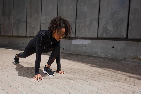 Afroamerikanische Sportlerin Schwarzer Sportbekleidung Steht Startpose Freien — Stockfoto