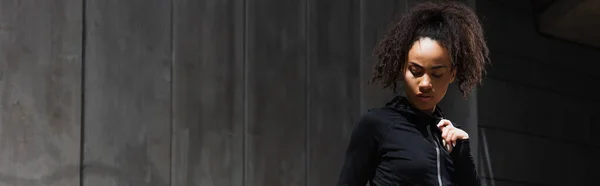 Ung Afrikansk Amerikansk Idrottskvinna Stående Solljus Utomhus Banderoll — Stockfoto