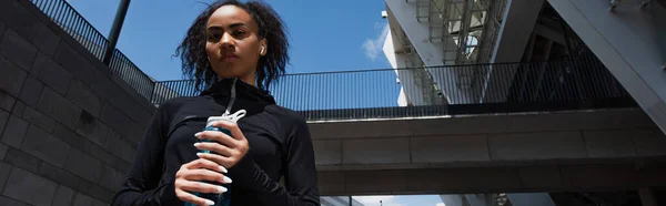 Low Angle View Van Afrikaanse Amerikaanse Vrouw Sportkleding Oortelefoon Met — Stockfoto