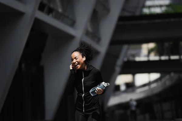 Heureuse Sportive Afro Américaine Dans Casque Tenant Une Bouteille Sport — Photo