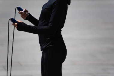 Atlama halatı tutan Afro-Amerikan sporcu kadın manzarası 