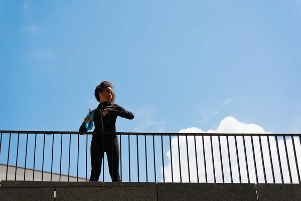 Low Angle View African American Sportswoman Sports Bottle Training Bridge — Stock Photo, Image