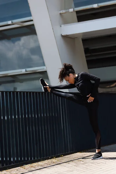 Vue Latérale Sportive Afro Américaine Dans Écouteur Étirant Près Pont — Photo