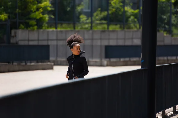 在城市街道上奔跑的非裔美国妇女 — 图库照片