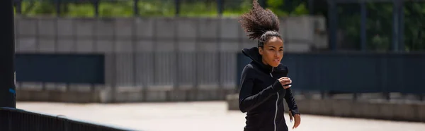 Junge Afrikanisch Amerikanische Läuferin Turnt Auf Urbaner Straße Banner — Stockfoto