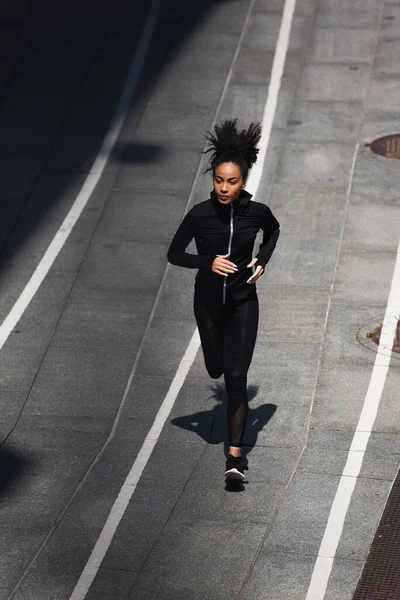 Vista Ángulo Alto Mujer Afroamericana Forma Que Corre Pista — Foto de Stock