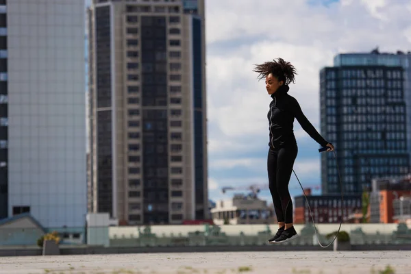 Afrikansk Amerikansk Kvinna Tränar Med Hopprep Urban Gata — Stockfoto