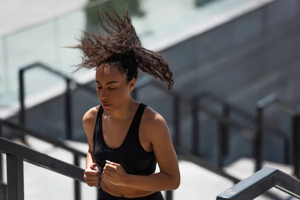 Afrikansk Amerikansk Idrottskvinna Joggar Trappor Utomhus — Stockfoto