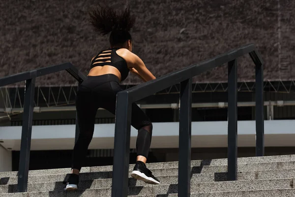 Visão Traseira Mulher Americana Africana Treinando Escadas — Fotografia de Stock