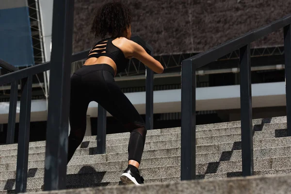 Visão Traseira Mulher Americana Africana Exercitando Nas Escadas Perto Trilhos — Fotografia de Stock