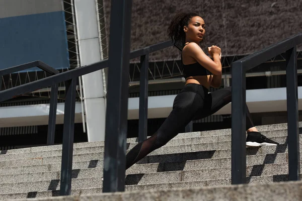 Visão Baixo Ângulo Esportista Afro Americana Fazendo Lunges Enquanto Treina — Fotografia de Stock