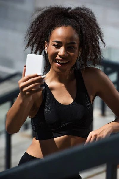 Χαμογελώντας Αφρο Αμερικανίδα Αθλήτρια Στα Ακουστικά Βγάζοντας Selfie Έξω — Φωτογραφία Αρχείου