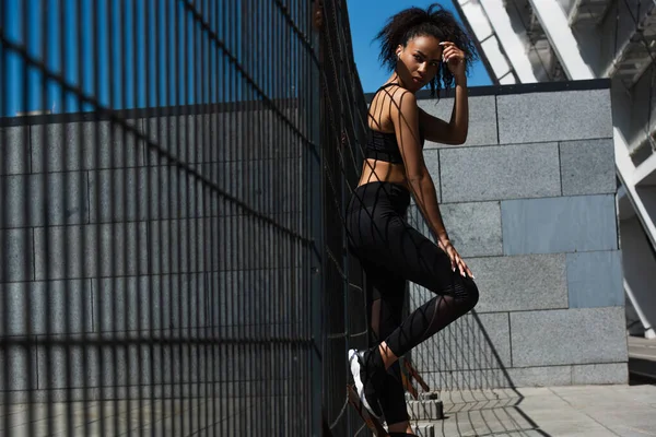 African American Woman Sportswear Earphone Standing Fence Urban Street — Stock Photo, Image