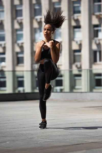 Femme Sportive Afro Américaine Faisant Exercice Dans Rue Urbaine — Photo