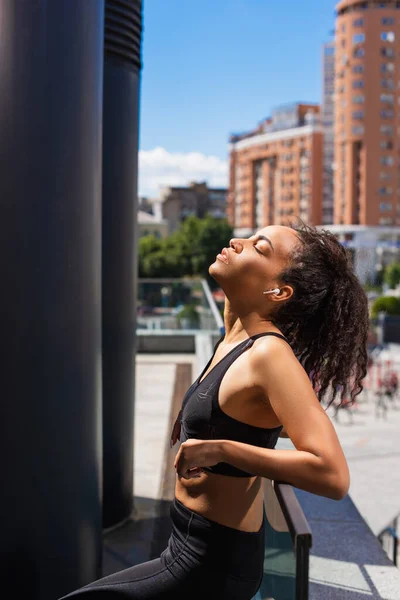 Vista Laterale Della Sportiva Afro Americana Auricolare Riposo Con Occhio — Foto Stock