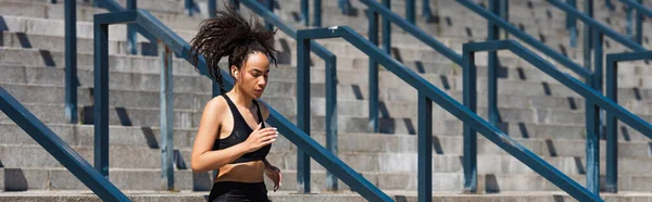 Deportista Afroamericana Escuchando Música Mientras Corre Por Las Escaleras Pancarta — Foto de Stock