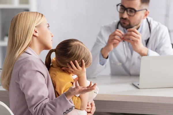 Mor Pratar Med Suddig Läkare Nära Sjuk Unge — Stockfoto