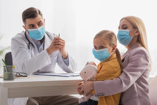 Ragazzo Guardando Lontano Vicino Alla Madre Maschera Medica Medico Famiglia — Foto Stock