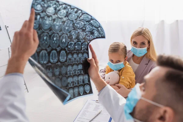 Doctor Sosteniendo Resonancia Magnética Cerca Madre Niño Máscaras Médicas — Foto de Stock