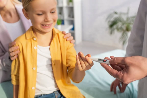 Läkare Som Håller Termometer Nära Positiv Unge Suddig Bakgrund Sjukhus — Stockfoto