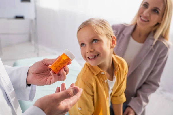 Pediatra Segurando Pílulas Perto Mãe Sorridente Paciente Fundo Turvo — Fotografia de Stock