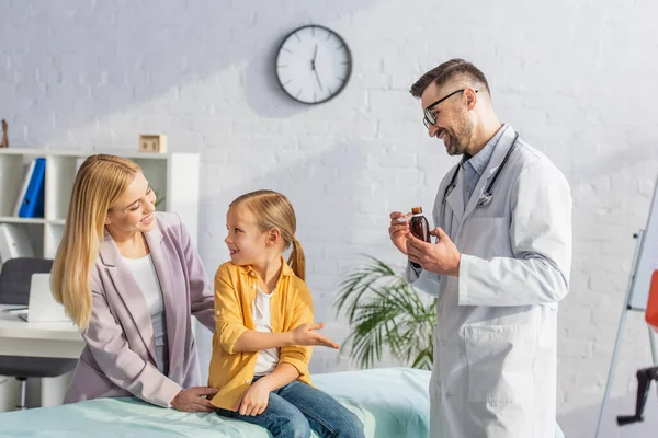 Bambino Sorridente Che Punta Con Mano Medico Con Sciroppo Vicino — Foto Stock